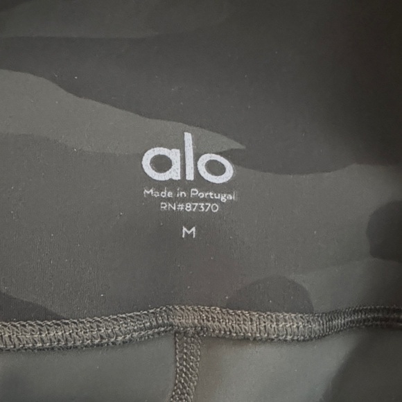 ALO Yoga Dark Camo Leggings - Picture 4 of 4